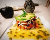 Foto del paso 5 de la receta: Tartar de tomate, crujiente de aceite, flor de aguacate y vinagreta de mostaza
