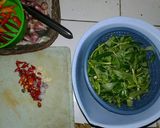 Foto langkah ke 2 dari resep Tumis kangkung sosis saus tiram.