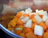 Foto del paso 1 de la receta: Crema de calabaza, langostinos y huevo mollet