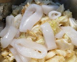 Foto del paso 3 de la receta: Repollo guisado con calamares y gambas