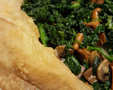 Foto del paso 5 de la receta: Filetes de merluza enharinados con salteado de espinacas, champiñones y rebozuelos