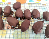 Foto del paso 2 de la receta: Dátiles con crema de cacahuete y chocolate