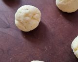 Foto del paso 3 de la receta: Galletitas "ameboides" de mozzarella con fécula de mandioca 🧀 3 ingredientes