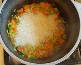 Foto del paso 2 de la receta: Guisito de arroz y almejas. #Mercado #CEBOLLA