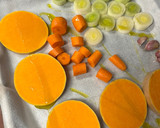 Foto del paso 1 de la receta: Crema de calabaza y puerros asados