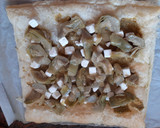 Foto del paso 4 de la receta: Coca de alcachofas, aceitunas y queso feta