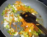 A picture of step 3 of Potato spring onion papad roll.