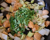 Foto del paso 3 de la receta: Pechuga de pollo con apio y cebolla