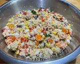 Foto del passaggio 6 della ricetta Insalata estiva di cous cous 🫑🌽🍅🧅🏳️‍🌈☮️🇺🇦