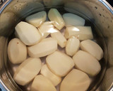 Foto del paso 8 de la receta: Bacalao en salsa de cebolla y uvas pasa