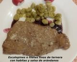 Foto del paso 10 de la receta: Escalopines o filetes finos de ternera con habitas y salsa de arándanos