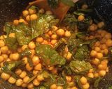 Foto del paso 4 de la receta: Garbanzos con espinacas y caballa