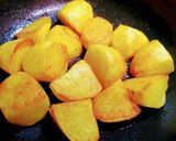 আলু দিয়ে মুরগির মাংসের ঝোল (aloo diye murgir mangsher jhol recipe in Bengali) রেসিপি ধাপ - 2 ছবি
