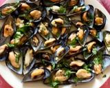 Foto del passaggio 4 della ricetta Cozze alla marinara, piatto freddo