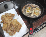 Foto del paso 2 de la receta: Filetes rebozados con papas arrugás y mojo de pimiento