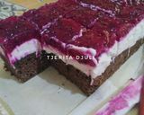 Foto langkah ke 9 dari resep Dragon Fruit Chocolate Cake.
