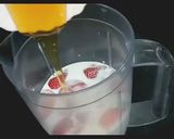 स्ट्रॉबेरी मिल्कशेक- Strawberry Milkshake recipe in Hindi ) रेसिपी चरण 2 फोटो