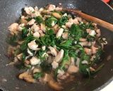 Laktózmentes tejszínes- gombás- csirkemell rukkolával recept fázis 2 fotója