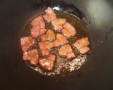Foto del paso 3 de la receta: Papas salteadas en gajos con habas