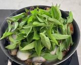 A picture of step 5 of Stir Fried Clam with Sweet Basil (Thai Basil).