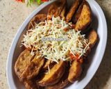 Foto langkah ke 6 dari resep Potato Wedges with Bolognese Sauce.
