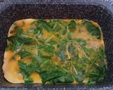 Foto del passaggio 3 della ricetta Rotolo di uova con rucola,farcito con bresaola e parmigiano