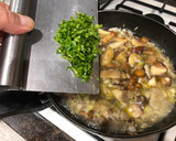 Foto del paso 4 de la receta: Setas salteadas con ajetes tiernos y solomillo de pechuga de pollo