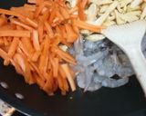 Foto langkah ke 2 dari resep Tumis baby corn wortel udang.