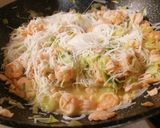 Foto del passaggio 6 della ricetta Spaghetti di riso con gamberetti, salmone e verdurine croccanti