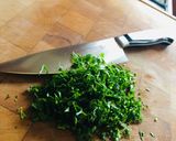 Tejszínes-póréhagymás-füstölt sajtos csirkeragu recept fázis 5 fotója