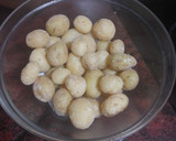 Foto del paso 7 de la receta: Contramuslos asados en freidora de aire con papas arrugas, piña y mojo verde