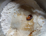 Foto del paso 4 de la receta: Pancitos de maíz con pasas de uva