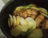 A picture of step 1 of Steam chicken with cream round potatoes.
