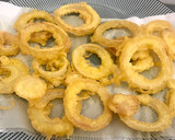 Foto del paso 3 de la receta: Huevos rotos con cebolla en témpura, puntillitas y tinta de calamar 🦑