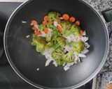 Foto del paso 3 de la receta: Arroz frito con salsa de soja y verduras