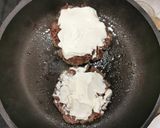 Foto del paso 4 de la receta: Hamburguesa casera de guacamole, jamón serrano y crema de queso