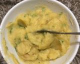 Foto langkah ke 3 dari resep Perkedel Kentang Daun Ketumbar.