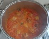 Foto del passaggio 6 della ricetta Polpette di carne tritata e ricotta al sugo