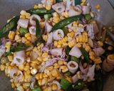 Foto langkah ke 2 dari resep Tumis Cumi Asin Jagung Manis.