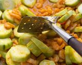 Foto langkah ke 2 dari resep Sayur Oyong Udang Kuah Kuning.