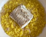 Une image de l'étape 3 de Risotto au curcuma et au lieu noir mijoté.