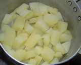 Foto del paso 3 de la receta: Puré rústico con echalote, arvejas y cantimpalo
