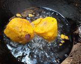 A picture of step 11 of Boil aloo besan ka pakoda.