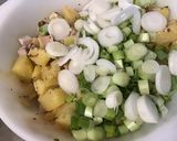 Une image de l'étape 13 de Salade marinée de pommes de terre au porc, oignons nouveaux et tomates orange.