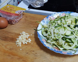 Foto del paso 1 de la receta: Huevo frito y espaguetis de calabacín al ajillo con bacon