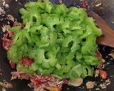 Foto langkah ke 5 dari resep Tumis pare rebon kepala cumi.