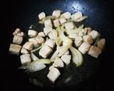 รูปขั้นตอนการทำที่ 4 ของ แกงกะหรี่ญี่ปุ่นกับหมูทอดทงคัตสึ