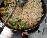 Foto langkah ke 4 dari resep Mie Goreng Brokoli.