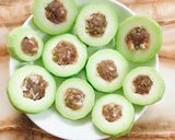 Hình bước làm 1 của món Canh bí đao dồn thịt bằm
