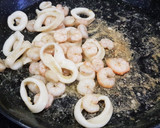 Foto del paso 2 de la receta: Fideuá a mi manera con calamar y gambas